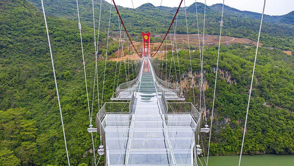 Hiii, China Punya Jembatan Kaca Terpanjang di Dunia, Berani Lewat?