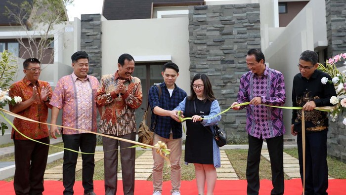 Nampak customer melihat maket Vimala Hills yang saat ini telah diserah terimakan pada pemilik. Salah satu mahakarya terbaik Agung Podomoro Land yakni Vimala Hills, villa dan resort berkelas yang menyatu dengan alam lengkap dengan fasilitas modern mewujudkan komitmennya dengan melaksanakan serah terima villa Kluster Everest kepada konsumen tepat waktu.