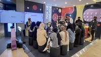 Para penggemar Samsung Galaxy Buds2Pro patut berbangga karena punya fitur Audio 360 dan Active Noise Cancelling yang bisa meredam suara dari luar sampai dengan 98%. Keren!