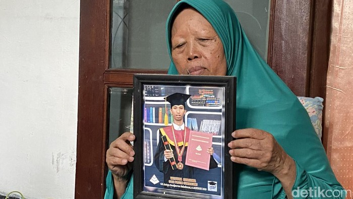 Iroh, memperlihatkan foto almarhum Alprih Priyono.