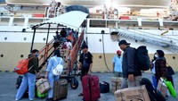 Penumpang menaiki KM Binaiya yang berlayar dari Pelabuhan Benoa di Denpasar, Bali, Selasa (20/12/2022).