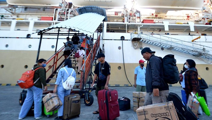 Penumpang menaiki KM Binaiya yang berlayar dari Pelabuhan Benoa di Denpasar, Bali, Selasa (20/12/2022). PT Pelayaran Nasional Indonesia (Pelni) menyiapkan 69 unit kapal yang terdiri atas 26 kapal penumpang dengan 32.447 kursi di 76 pelabuhan dan 43 kapal perintis dengan 16.706 kursi di 281 pelabuhan selama libur Natal 2022 dan Tahun Baru 2023. ANTARA FOTO/Fikri Yusuf/wsj.