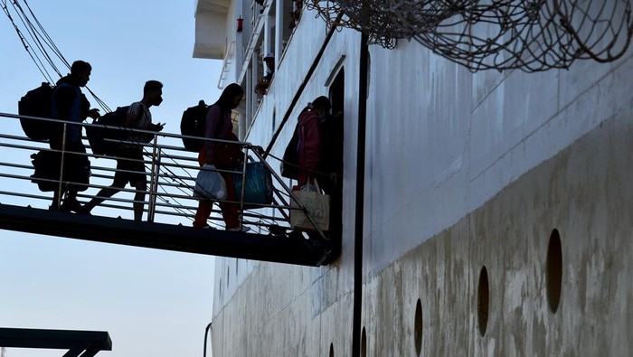 Jelang Libur Nataru, Penumpang Transportasi Laut Mulai Penuhi Pelabuhan Benoa Bali Penumpang menaiki KM Binaiya yang berlayar dari Pelabuhan Benoa di Denpasar, Bali, Selasa (20/12/2022). PT Pelayaran Nasional Indonesia (Pelni) menyiapkan 69 unit kapal yang terdiri atas 26 kapal penumpang dengan 32.447 kursi di 76 pelabuhan dan 43 kapal perintis dengan 16.706 kursi di 281 pelabuhan selama libur Natal 2022 dan Tahun Baru 2023. ANTARA FOTO/Fikri Yusuf/wsj.