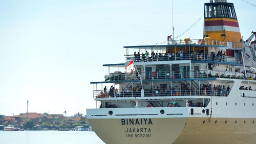 Penumpang menaiki KM Binaiya yang berlayar dari Pelabuhan Benoa di Denpasar, Bali, Selasa (20/12/2022). PT Pelayaran Nasional Indonesia (Pelni) menyiapkan 69 unit kapal yang terdiri atas 26 kapal penumpang dengan 32.447 kursi di 76 pelabuhan dan 43 kapal perintis dengan 16.706 kursi di 281 pelabuhan selama libur Natal 2022 dan Tahun Baru 2023. ANTARA FOTO/Fikri Yusuf/wsj.