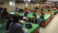 Calon penumpang duduk di dalam KM Binaiya yang menunggu keberangkatan saat bersandar di Pelabuhan Benoa, Denpasar, Bali.