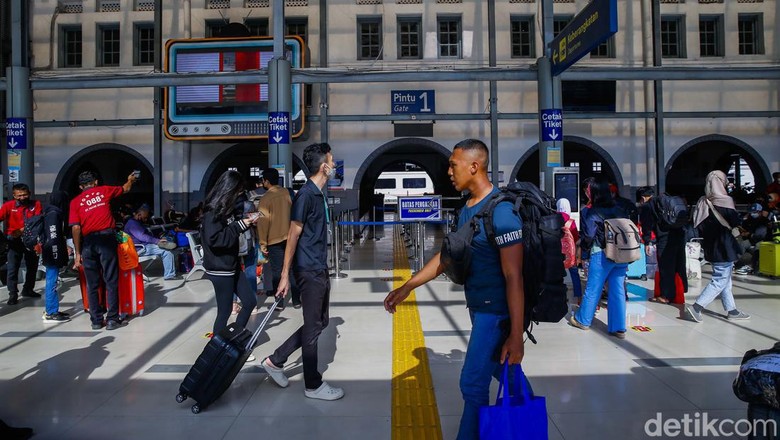 Jelang Libur Nataru, Stasiun Pasar Senen Mulai Ramai Sejumlah calon penumpang memadati Stasiun Pasar Senen, Jakarta, Selasa (20/12/2022).