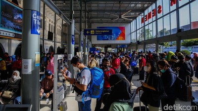 Jelang Libur Nataru, Stasiun Pasar Senen Mulai Ramai
