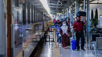 Jelang Libur Nataru, Stasiun Pasar Senen Mulai Ramai