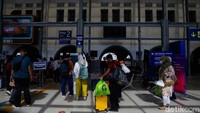 Sejumlah calon penumpang memadati Stasiun Pasar Senen, Jakarta, Selasa (20/12/2022). 