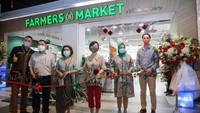 Operator Manager Tokyo HUB PIK 2 Daniel Yose, General Manager Tokyo HUB PIK 2 Ang Fu Shen, Direktur Tokyo HUB PIK 2 Lina Huwan, CEO PT Supra Boga Lestari, Tbk Meshvara Kanjaya, Distrik Manager Farmers Market Area 3 Sri Supriati, COO PT Supra Boga Lestari, Tbk Gilles Pivon melakukan prosesi gunting pita pada acara opening Farmers Market Tokyo HUB PIK 2, Tangerang, Banten.
