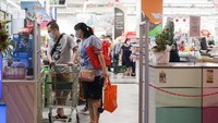 Pengunjung berbelanja di Farmers Market Tokyo HUB PIK 2, Tangerang, Banten.