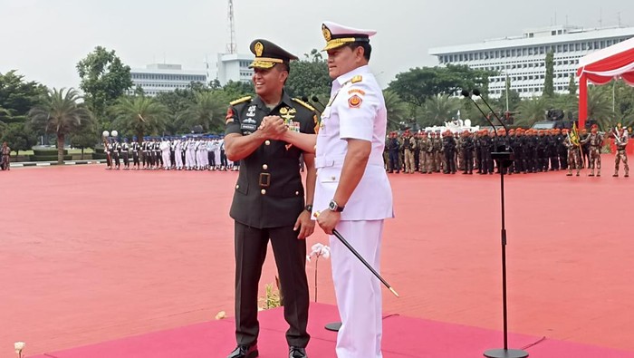 Jenderal Andika Prakasadan Laksamana Yudo Margono salam komando