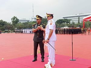 Salam Komando Yudo Margono dan Andika Perkasa Saat Sertijab Panglima TNI