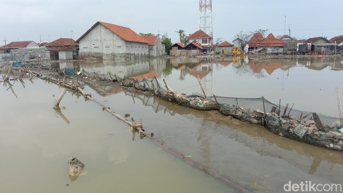 Kampung terisolir akibat banjir rob di Desa Eretan Wetan Indramayu.