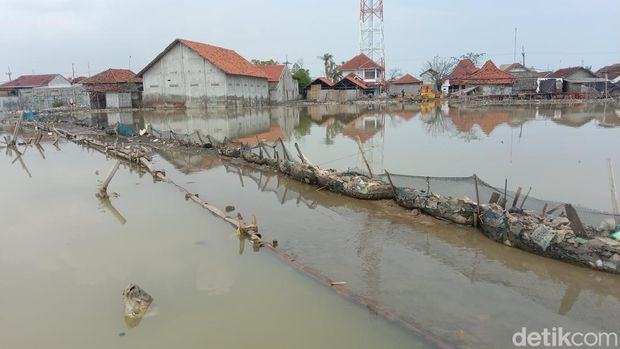 Kampung terisolir akibat banjir rob di Desa Eretan Wetan Indramayu.
