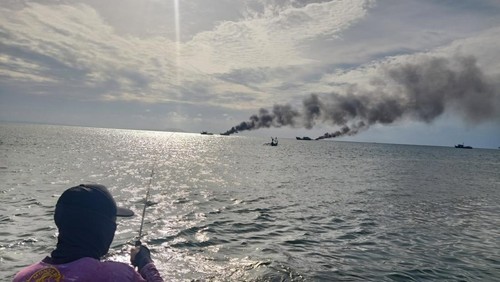 Kapal motor (KM) yang terbakar di luar kolam labuh PPN Pengambengan, Kecamatan Negara, Kabupaten Jembrana, Selasa (20/12/2022). (I Putu Adi Budiastrawan/DetikBali).