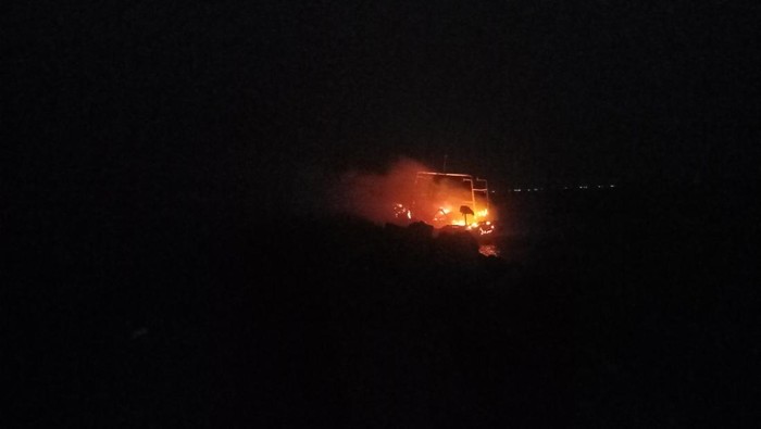 Suasana saat evakuasi satu dari tiga kapal motor (KM) Tangkap Ikan yang terbakar di Perairan Pengambengan, Negara, Jembrana, Selasa (20/12/2022) malam