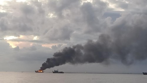 Kondisi saat tiga KM Tangkap Ikan terbakar di Selatan Perairan Pengambengan, Kecamatan Negara, Jembrana