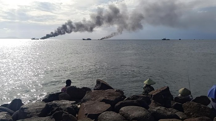 Kapal motor (KM) yang terbakar di luar kolam labuh PPN Pengambengan, Kecamatan Negara, Kabupaten Jembrana, Selasa (20/12/2022).