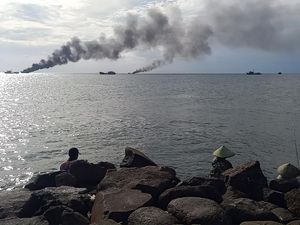 [Breaking News] Dua Kapal Nelayan Terbakar di Perairan Pengambengan