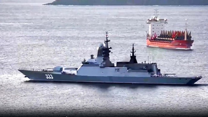 Rusia dan China akan mengadakan latihan angkatan laut bersama antara 21-27 Desember. Kapal perang Rusia pun sudah berlayar menuju lokasi latihan di Laut China Timur.