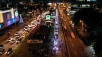 Berkeliling kota dengan kereta hias menjadi salah satu hiburan yang di nanti warga Kolombia menjelang Natal. (Guillermo Munoz/AFP/Getty Images)  