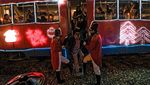 Kereta Berhias Lampu Natal Hilir Mudik di Kolombia