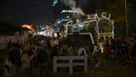 Kereta Berhias Lampu Natal Hilir Mudik di Kolombia