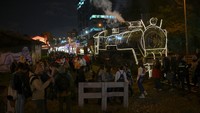 Orang-orang bersiap untuk naik kereta di Bogota, Kolombia, Senin (19/12/2022). (Juan Barreto/AFP/Getty Images)  