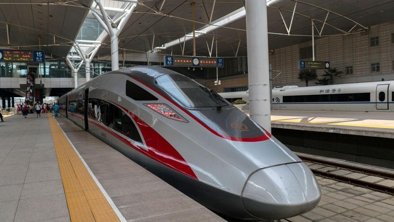 Kereta Cepat CR400 TIANJIN, CHINA - 2017/09/08: A Renaissance EMU train stops at the station platform. New Renaissance EMU train (CR400), will be operated at a speed of 350 kilometers per hour on the Beijing-Shanghai high-speed railway, faster than the CRH train, which makes the time between Beijing and Shanghai shortened to 4.5 hours. (Photo by Zhang Peng/LightRocket via Getty Images)