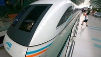CR400Selain membanggakan jaringan jalur berkecepatan tinggi terpanjang di dunia, China kini memiliki kereta terjadwal tercepat di planet ini. Kereta CR400 Fuxing melesat pada kecepatan maksimum komersial 350 KM/Jam (217 mph) tetapi telah berhasil mencapai 420 kpj (260 mph) yang diuji Foto: Getty Images/China Photos