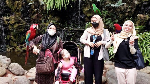 Tim berbuatbaik.id mengajak Khairani dan ibunya berwisata ke Fauna Land di Ancol. Yuk, simak keseruan mereka berjalan-jalan di sana.