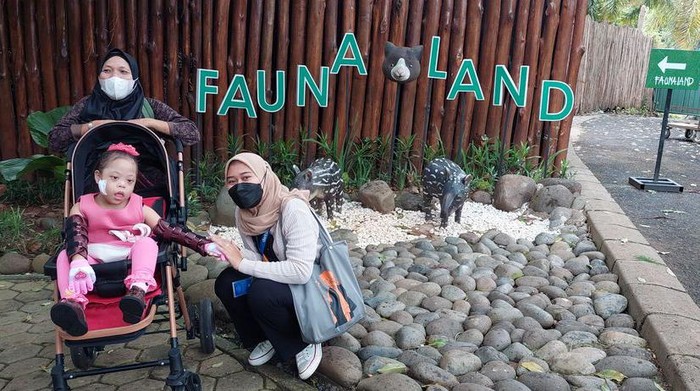Tim berbuatbaik.id mengajak Khairani dan ibunya berwisata ke Fauna Land di Ancol. Yuk, simak keseruan mereka berjalan-jalan di sana.