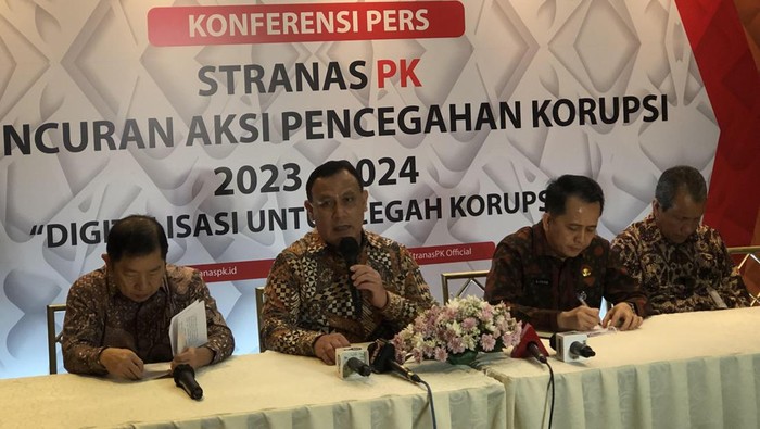 Ketua KPK Firli Bahuri (tengah) (Hanafi/detikcom)
