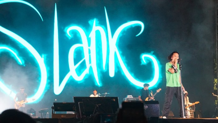 Ketua MPR RI Bambang Soesatyo mengapresiasi perhelatan konser puncak HUT-39 Slank Beautiful Smile Indonesia yang digelar di Pelataran Candi Prambanan, Yogyakarta, Sabtu (17/12). Ketua MPR RI Bambang Soesatyo mengapresiasi perhelatan konser puncak HUT-39 Slank Beautiful Smile Indonesia yang digelar di Pelataran Candi Prambanan, Yogyakarta, Sabtu (17/12).