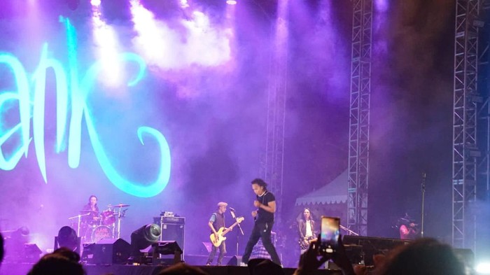 Ketua MPR RI Bambang Soesatyo mengapresiasi perhelatan konser puncak HUT-39 Slank Beautiful Smile Indonesia yang digelar di Pelataran Candi Prambanan, Yogyakarta, Sabtu (17/12).