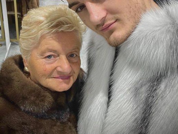 Kisah cinta pasangan beda usia, nenek  76 tahun menikah dengan pria usia 19 tahun viral di media sosial.