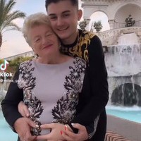 Di tengah adegan tersebut, lagu Beyoncé yang berjudul Halo terdengar di latar belakang. Dan tiba-tiba lampu dihentikan dengan warna merah muda, yang berarti bayi dari pasangan unik ini adalah seorang bayi perempuan. Foto: Dok. Instagram @milinagatta_.