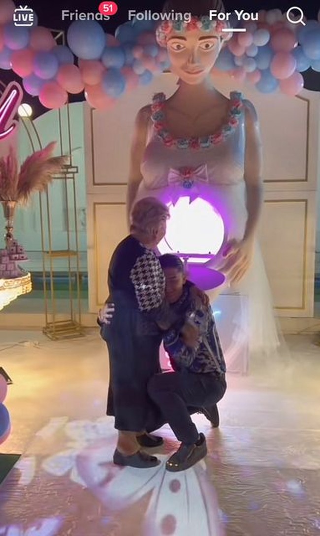 Dalam video yang berdurasi 20 detik itu terlihat ada boneka hamil raksasa yang melambangkan seolah-olah Milina sedang mengandung. Di perut boneka ada layar dengan desain lampu yang berkedip berbagai warna. Foto: Dok. Instagram @milinagatta_.