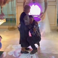 Dalam video yang berdurasi 20 detik itu terlihat ada boneka hamil raksasa yang melambangkan seolah-olah Milina sedang mengandung. Di perut boneka ada layar dengan desain lampu yang berkedip berbagai warna. Foto: Dok. Instagram @milinagatta_.