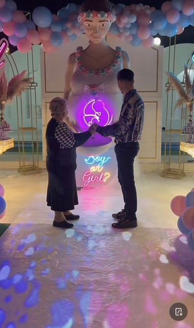 Seluruh ruangan dihiasi dengan balon berwarna biru dan merah muda dan di bagian tengah, pasangan beda usia itu tampak berpegangan tangan dengan harapan apa yang akan muncul di perut boneka besar itu.  Foto: Dok. Instagram @milinagatta_.