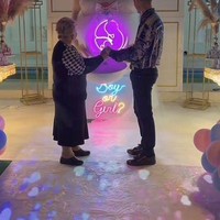 Seluruh ruangan dihiasi dengan balon berwarna biru dan merah muda dan di bagian tengah, pasangan beda usia itu tampak berpegangan tangan dengan harapan apa yang akan muncul di perut boneka besar itu.  Foto: Dok. Instagram @milinagatta_.