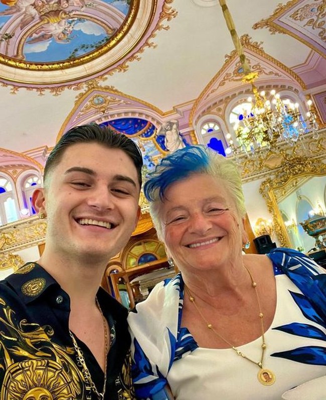 Dalam berbagai unggahannya terlihat pasangan beda usia ini mengabadikan momen saat jalan-jalan, berbelanja dan bersama dengan keluarga serta teman-teman mereka. Foto: Dok. Instagram @milinagatta_.