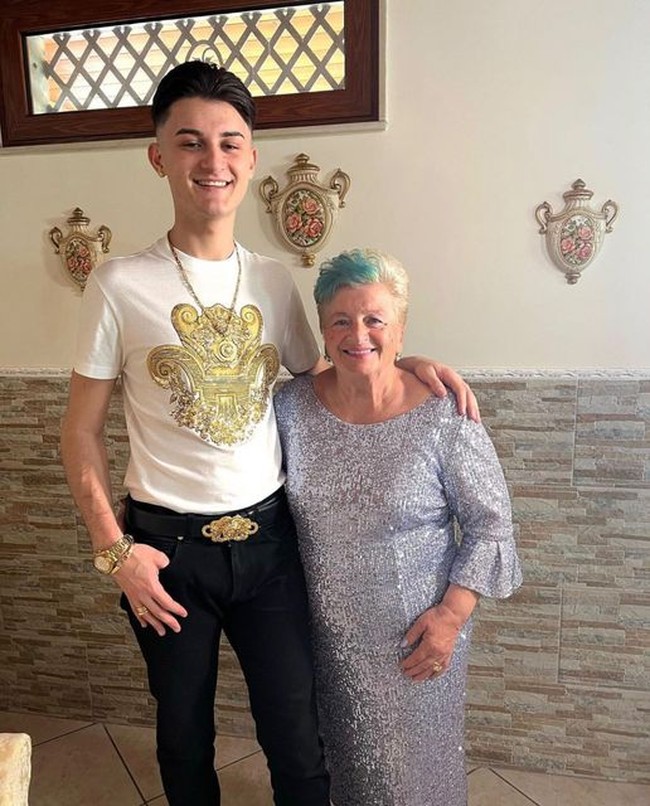 Giuseppe juga mengaku merasa bahagia karena memilih Milina. Unggahan Giuseppe dan Milina yang mengumumkan bayi perempuan kini sudah tembus lebih dari 151,8 juta Views dan 7,9 juta Likes di TikTok. Kirain kasih kejutan buat emaknya atau neneknya... Pas buka semua video TikTok nya eddaaaahhh ternyata istrinya 🙈 semoga kalian bahagia selalu 🤲😇, ucap pengguna TikTok @Zin Grace Tea Channel.Omg kirain dia mau nunjukin ke mamanya kalau istrinya lagi hamil ternyata itu istrinya😳😳😳😳😳, kaget akun @Bang vall. Foto: Dok. Instagram @milinagatta_.