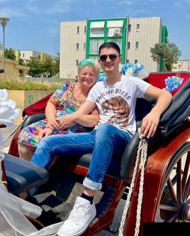 Unggahan berisi pengumuman kehamilan Millina tersebut mencuri perhatian jutaan pengguna TikTok. Warganet takjub karena Milina adalah seorang wanita yang usianya hampir 80 tahun. Netizen juga banyak yang masih percaya bahwa pernikahan ini tak didasari cinta tulus. Foto: Dok. Instagram @milinagatta_.