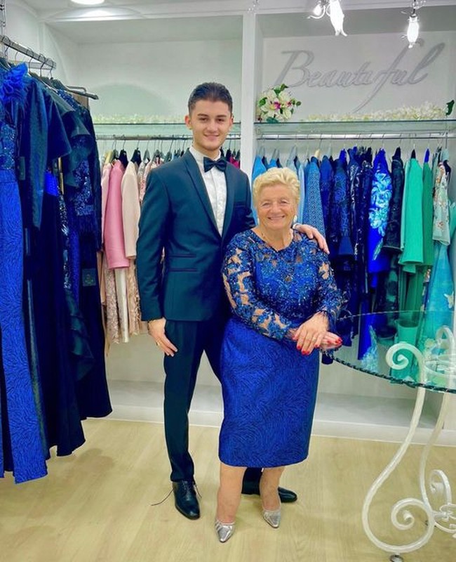 Remaja usia 19 tahun Giuseppe DAnna menikah dengan nenek 76 tahun, Milina Gatta. Keduanya menjadi sorotan usai mengumumkan kehamilan sang Milina di akun TikTok @milina_gatta. Pasangan yang berasal dari Italia ini sudah menjadi perbincangan di media sosial sejak Giuseppe melamar Millina. Foto: Dok. Instagram @milinagatta_.