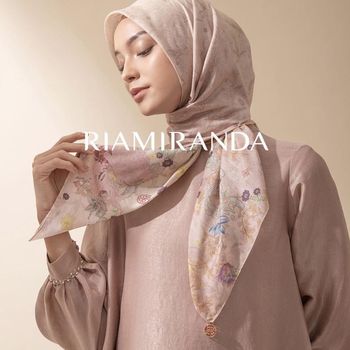 Koleksi hijab dari RiaMiranda menjadi favorit karena keunikan motif dan bahannya.