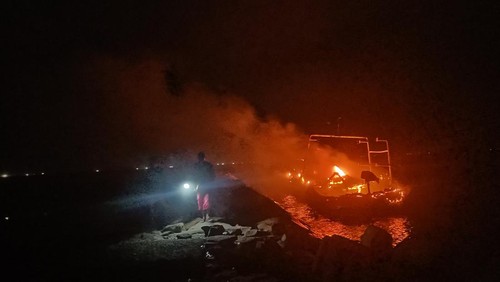 Kondisi kapal motor (km) tangkap ikan asal Pelabuhan Benoa terlihat sudah hampir habis terbakar, Selasa (20/12/2022). (I Putu Adi Budiastrawan/DetikBali).