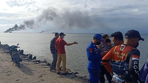 Kondisi terkini kapal motor yang masih mengeluarkan asap tebal di perairan Desa Pengambengan, Kecamatan Negara, Kabupaten Jembrana, Selasa (20/12/2022). (I Putu Adi Budiastrawan/detikBali).
