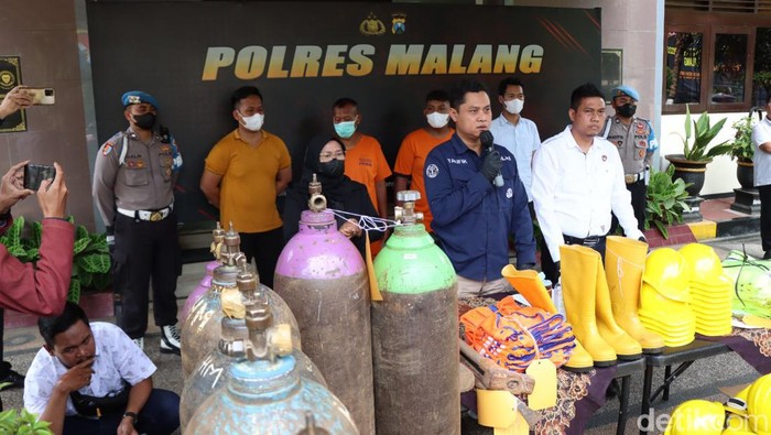 Konferensi pers pelaku perusakan stadion Kanjuruhan